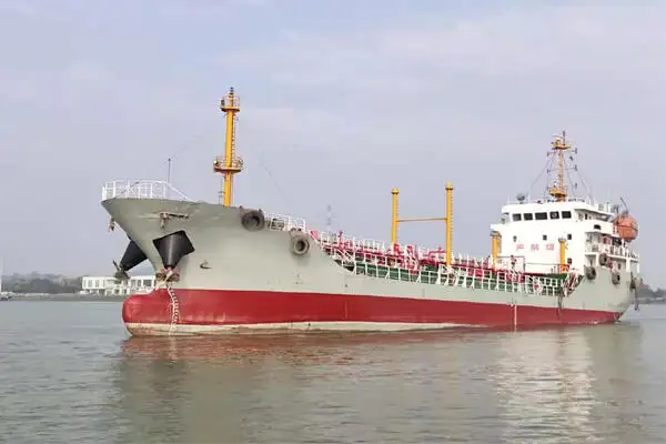 Olje-/kjemikalietanker til salgs